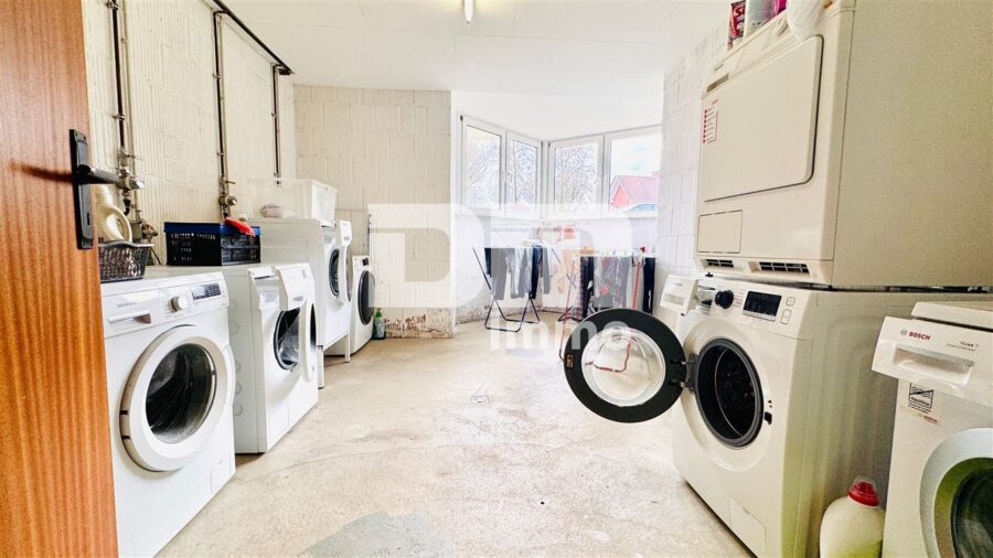 Schöne Dachgeschosswohnung mit umfangreicher Ausstattung, zwei Balkonen und Stellplatz - Waschküche Gemeinschaft